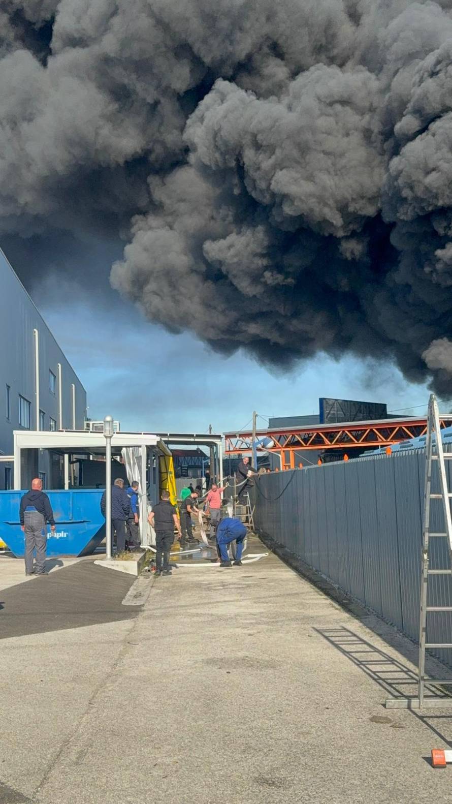 FOTO/VIDEO Još se dimi u Sv. Nedelji: 'Nije opasno za ljude'