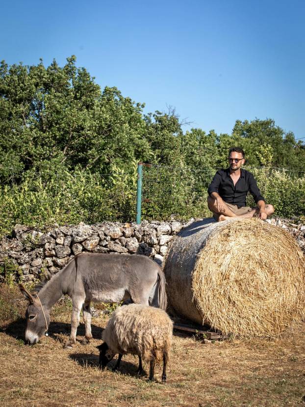 FOTO Farma blizu Splita na kojoj možete ručati među knjigama i družiti se sa životinjama