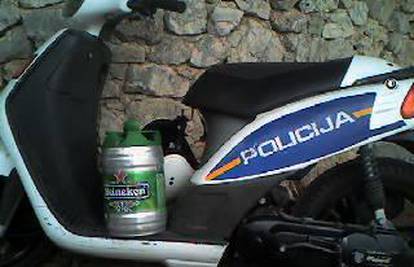 Policajcu na njegovom motoru ostavili bačvu piva