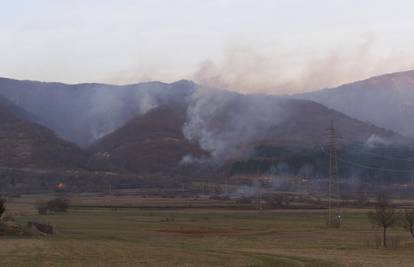 Netko je zapalio granje pa su gasitelji  gasili požar do ponoći