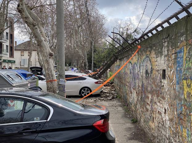 In Dobanovacka Street in Zemun, the wall, that is, the brick fence, of the FC Zemun stadium fell, and on that occasion, eight parked cars were damaged.U Dobanovackoj ulici u Zemunu pao je zid, odnosno ograda od cigle, stadiona FK Zemun i tom prilikom os