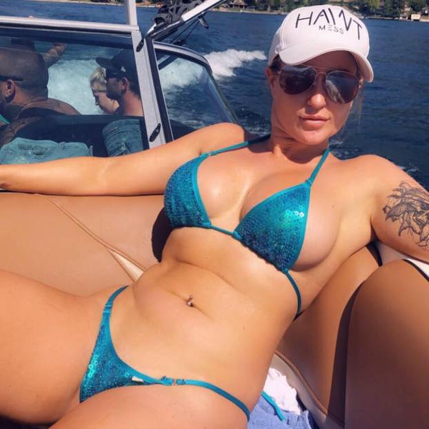 FOTO Danju je medicinska sestra, a noću striptizeta! Traži partnera, a ovo su kriteriji...