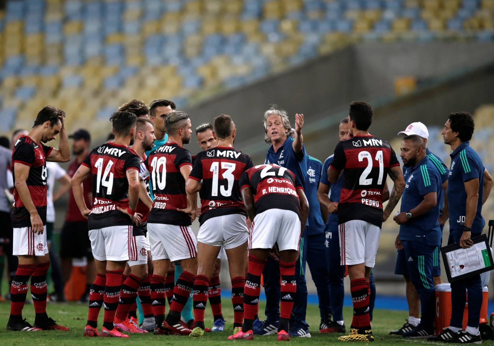 Flamengo coach Jorge Jesus talks with his players during the match played behind closed doors