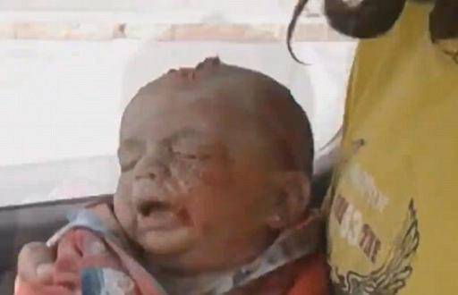 Plač spasa: Iz ruševina Aleppa nakon napada izvukli živu bebu