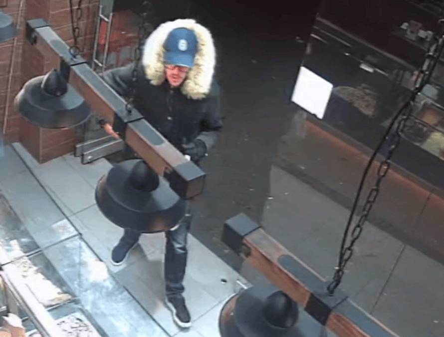 Policija objavila fotke i snimku: Ovaj čovjek bacio je eksplozivnu napravu na kuću Andyja Bare!