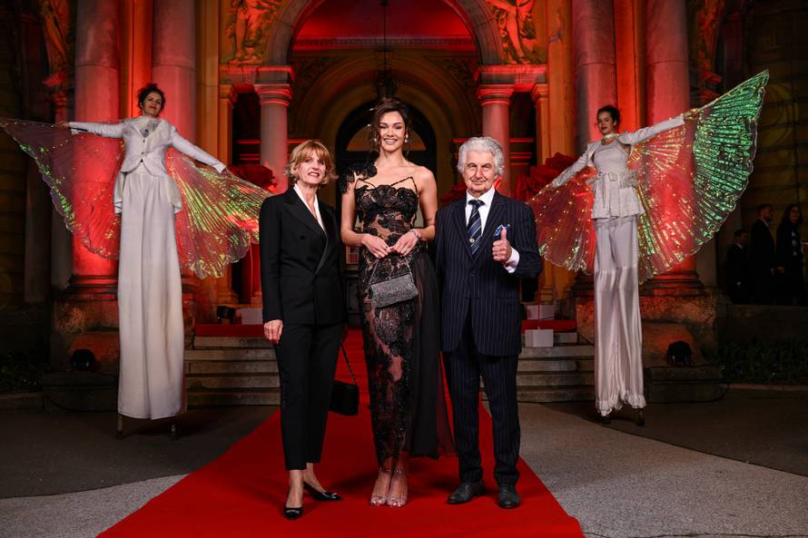 Zagreb: Dolazak uzvanika na dodjelu medijske nagrade "Večernjakova ruža" u Hrvatskom narodnom kazalištu