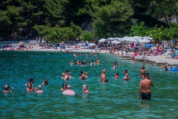 Gužva na splitskoj plaži Kasjuni podno Marjana