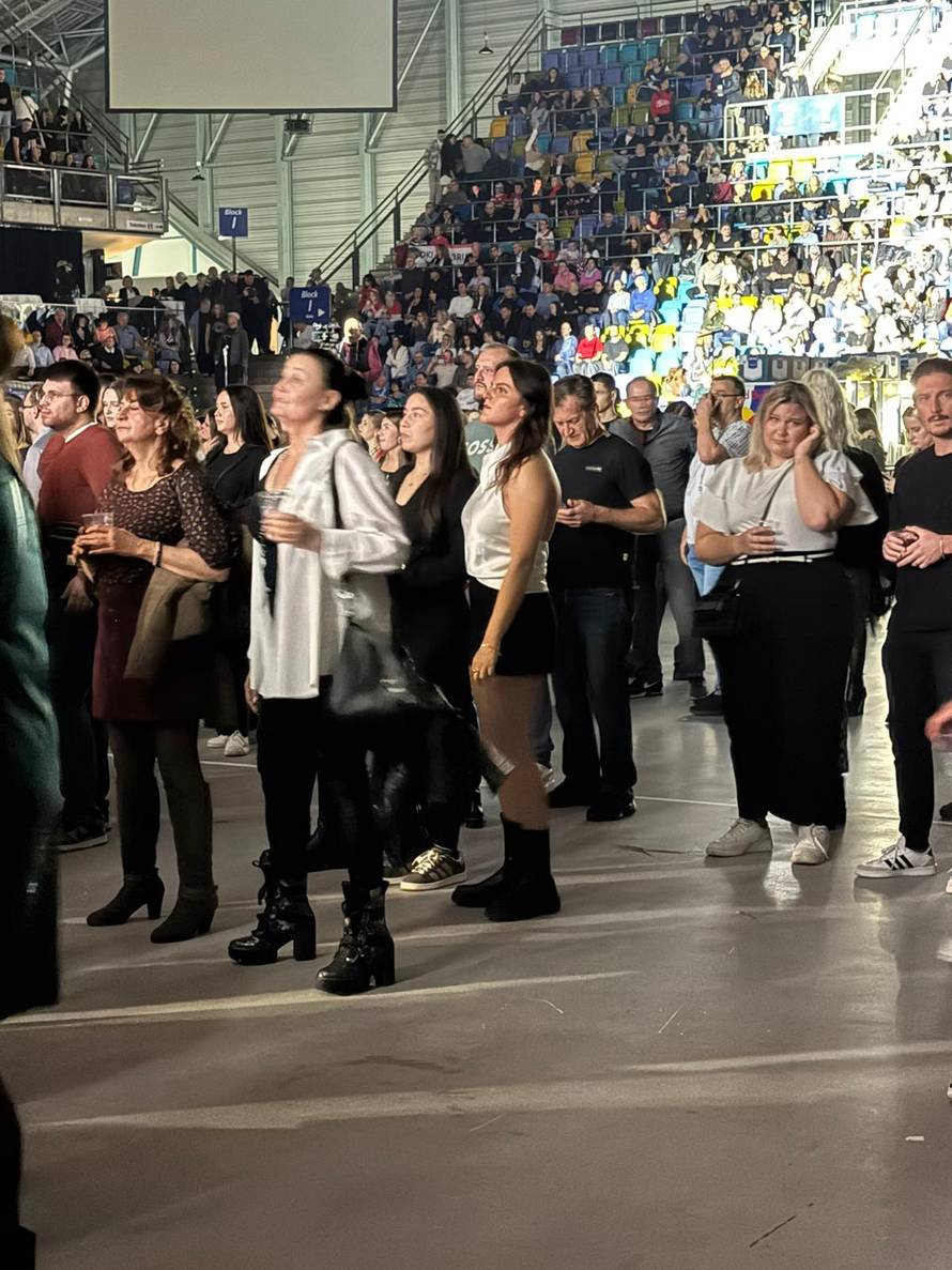 MEGAGALERIJA Šljokice, kockice, dekoltei: Hrvatske zvijezde zabavile dijasporu u Frankfurtu