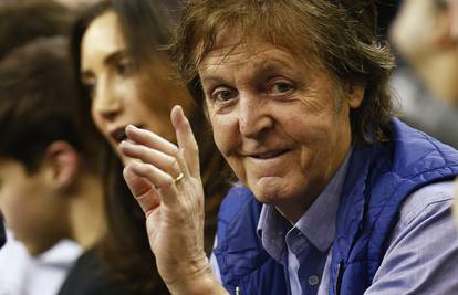 Zbog dubokog dekoltea Paulu McCartneyju je bilo neugodno