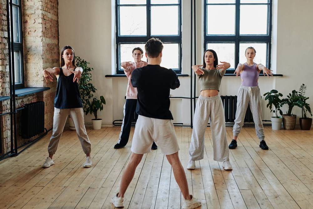 Group,Of,Contemporary,Teenage,Girls,And,Guy,Looking,At,Dance