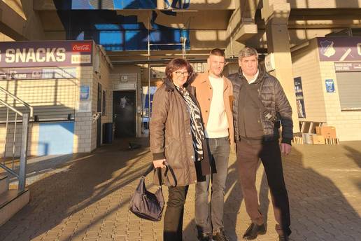 VIDEO U&zcaron;ivaj, zaslu&zcaron;io si! Andrej Kramari&cacute; s obitelji stigao ispod grafita, sre&cacute;i nije bilo kraja...