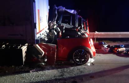 Nesreća na A1: Dio automobila završio pod kamionom