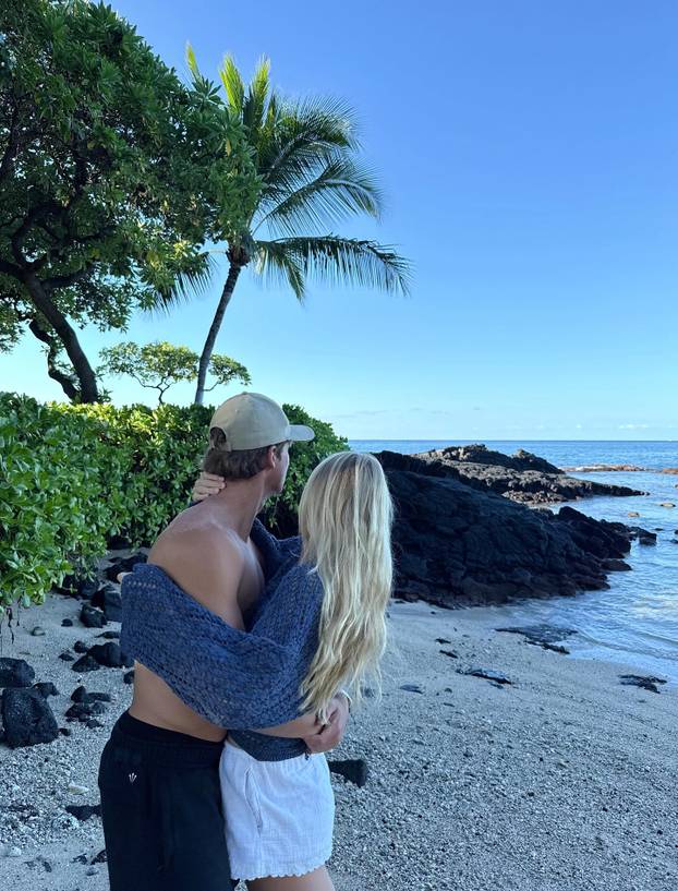 FOTO Hajdukovac kleknuo pred Amerikanku, sad napušta klub. 'Ti si odgovor na moje molitve'