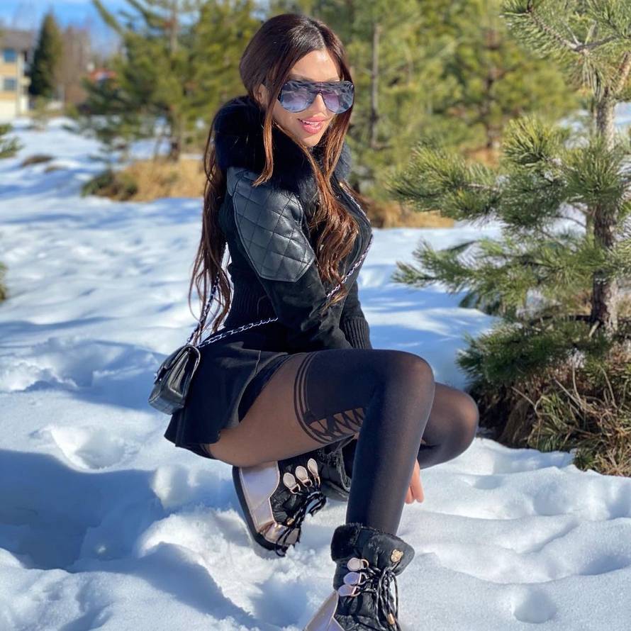 Stanija pozirala pod tušem: Svi su gledali u grudi i stražnjicu...