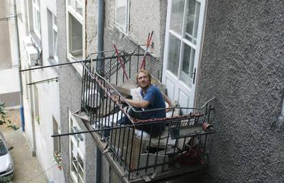 Propao balkon, radnik (27) pao sa trećeg na drugi kat
