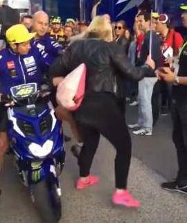 Rossi se ispričao, ali navijačica ga tuži: Namjerno me udario!