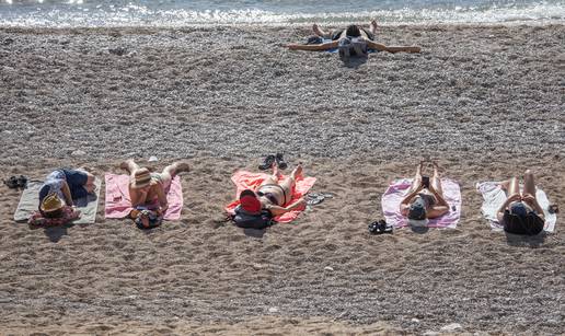 FOTO U Dubrovniku je i dalje ljeto: Turisti preplavili grad, uživaju na plažama i sunčaju se