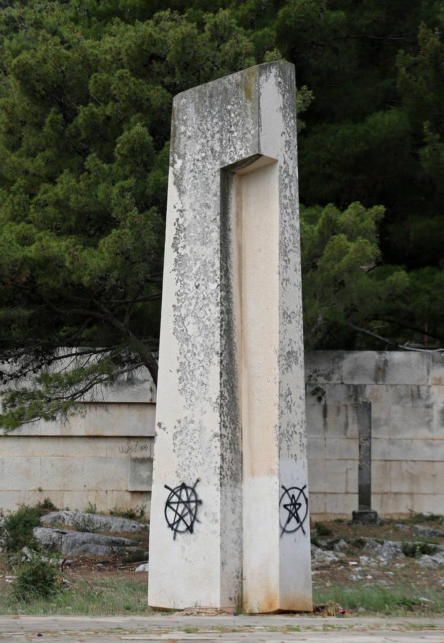 Šibenik: Išarani spomenici uoči polaganja vijenaca povodom Dana antifašističke borbe na Šubićevcu