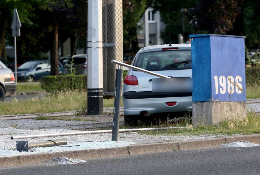 Automobil izletio pod tramvaj kod Velesajma: Tramvajski je promet privremeno obustavljen