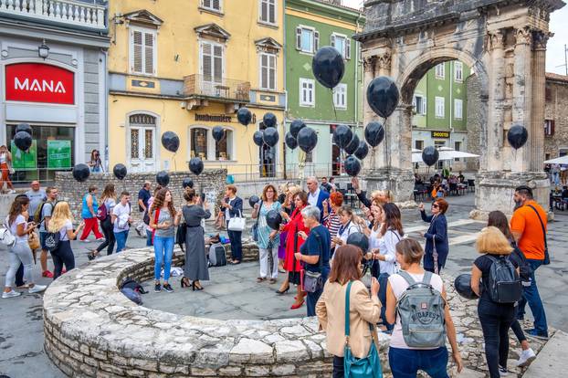 Pula: Puštanjem crnih balona na Portarati odana počast ženama žrtvama nasilja