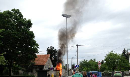 Djeca su zapalila telefonsku govornicu, potpuno izgorjela