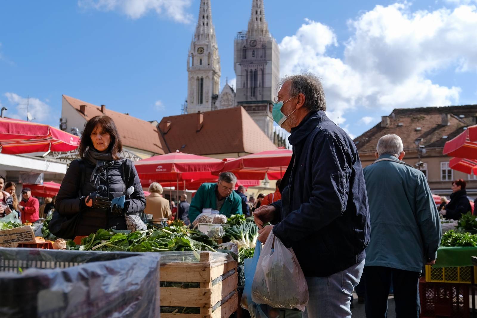 Zagreb: Usprkos upozorenjima, velika gužva na tržnici Dolac