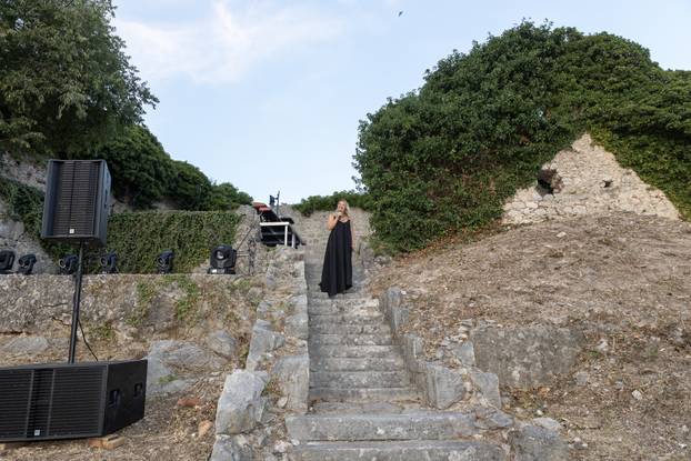 FOTO Karlobag zasjao u znaku mode i glazbe: Duchess revija i koncert Nine Badrić na Fortici