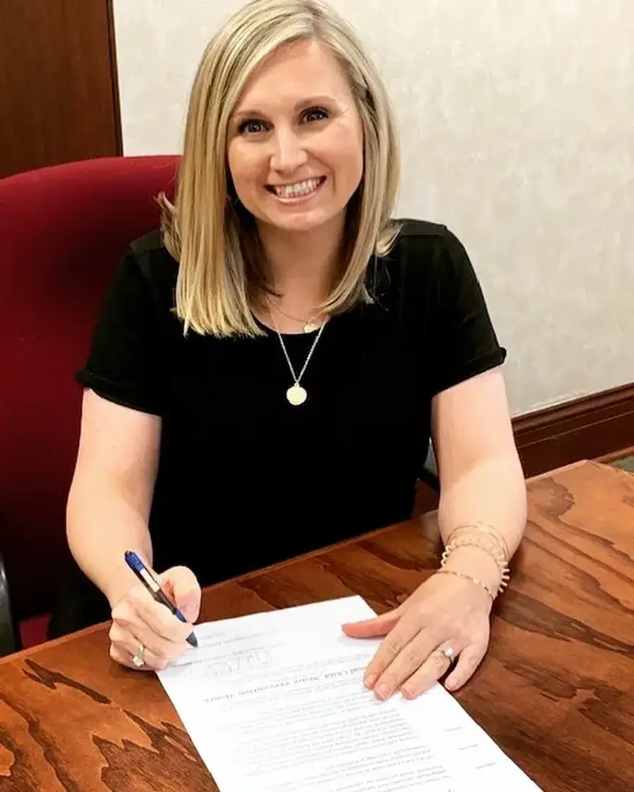 Procurili detalji iz privatnog života razvratne predatorice koja je silovala tinejdžera (16)