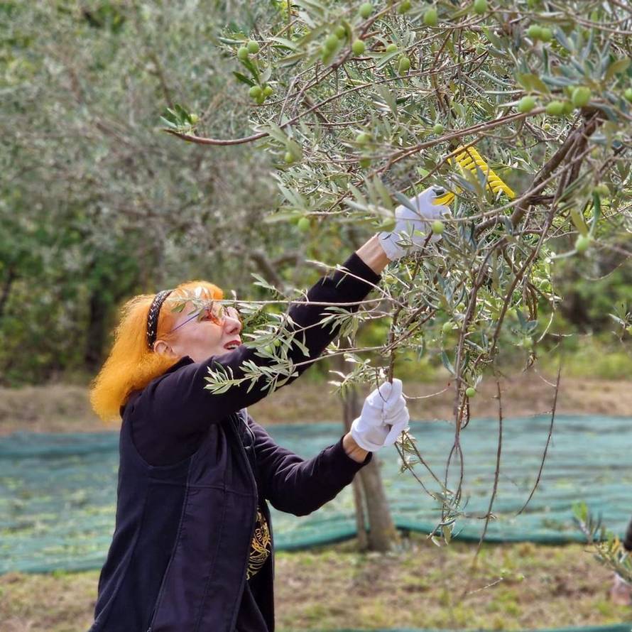 Pogledajte kako se Josipa Lisac snašla u jesenskoj radnoj akciji: 'I ovo radite sa stilom, bravo'
