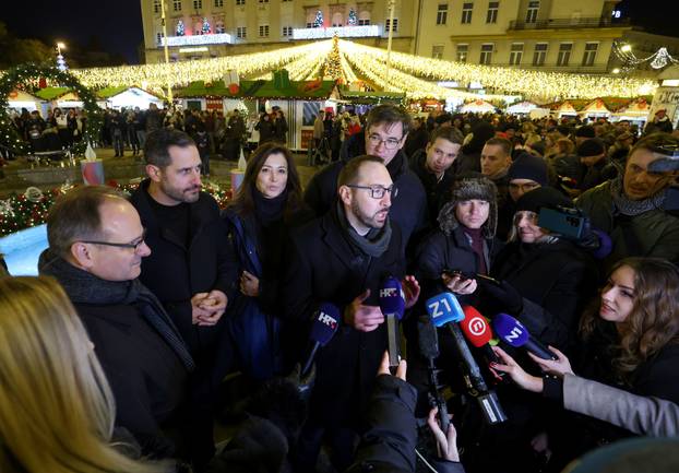 Zagreb: Paljenje prve adventske svijeće na Trgu bana Josipa Jelačića