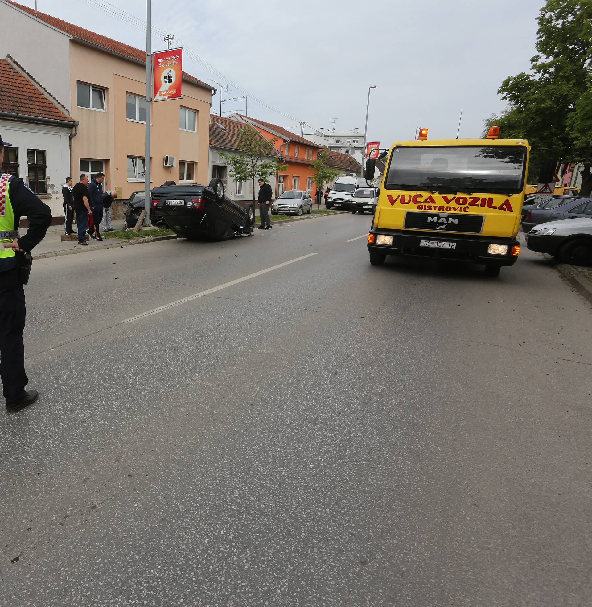 Zabio se u parkirani automobil, poletio pa završio na krovu