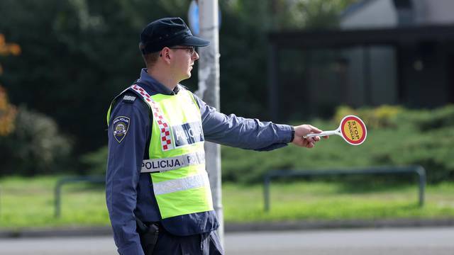 Zagreb: Prolazak vozila pored zgrade KD Vatroslav Lisinski osigurava policija