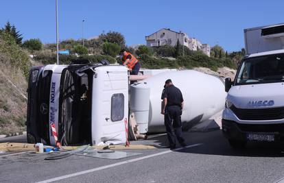 Prevrnula se miješalica za beton na brzoj cesti kod Solina, vozača su hitno prevezli u bolnicu