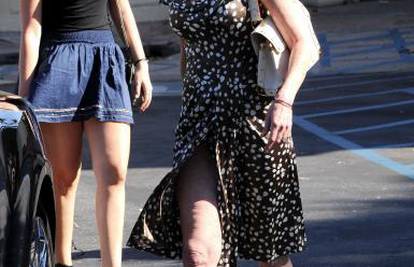 Melanie Griffith su 'izdala' naborana koljena u haljini