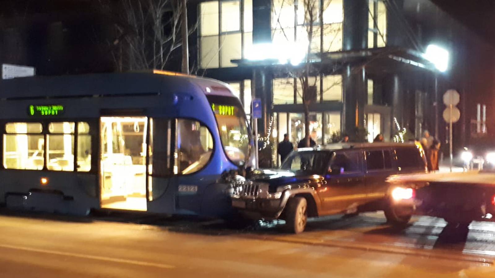 Zagreb: Sudar auta i tramvaja, srećom samo materijalna šteta