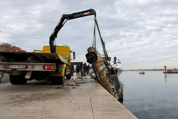 Zadar: Izvlačenje auta koji je 18 godina bio u moru