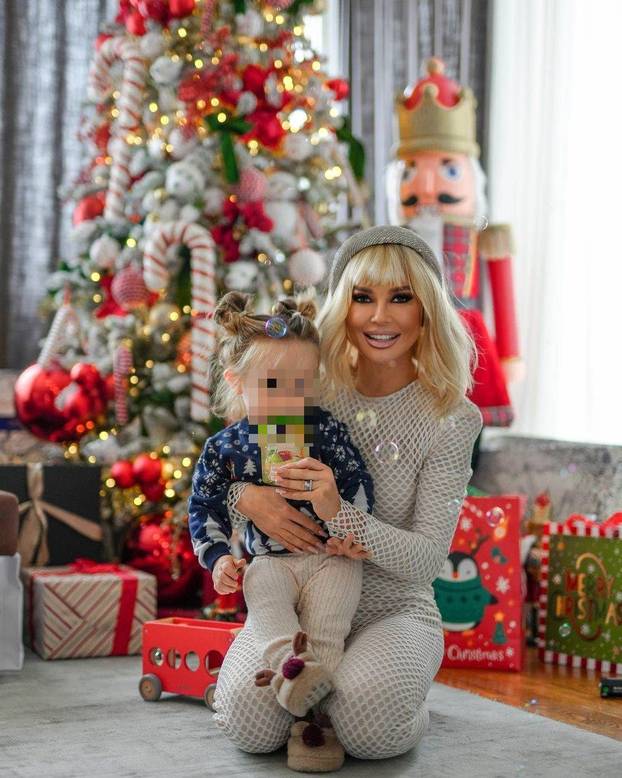 Ovo su blagdanske kombinacije Maje Šuput: Pogledajte kako je sve pjevačica pozirala za Božić