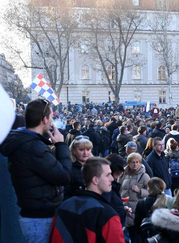 Zagreb: Okupljanje prosvjednika protiv COVID potvrda na Trgu žrtava fašizma