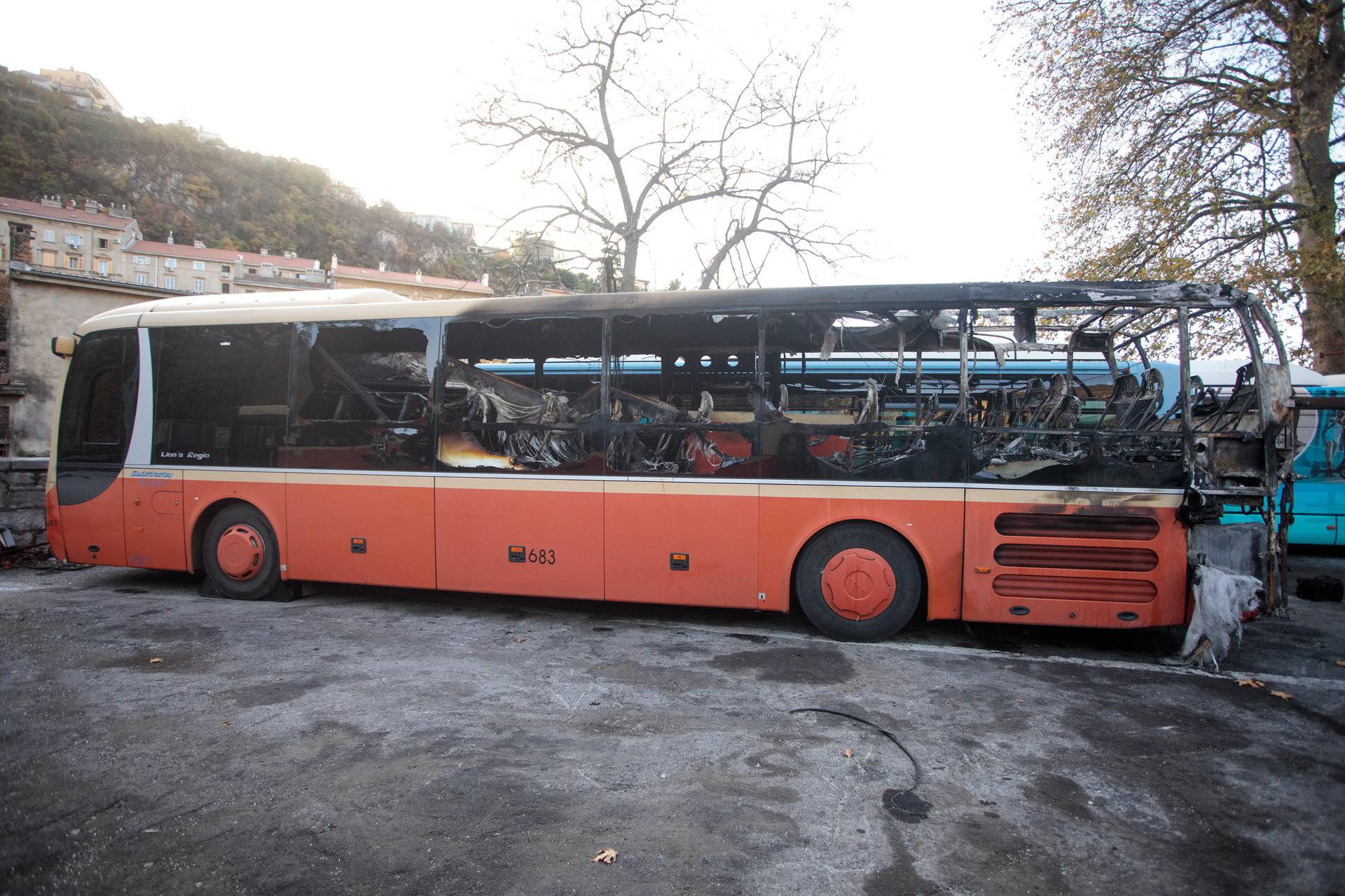 Rijeka: U tunelu Pećine u potpunosti izgorio autobus Autotroleja, vozač prevezen u bolnicu