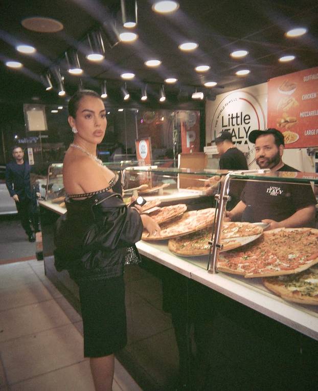 Ronaldova Georgina izbacila grudi pa ih obuzdavala remenom i slasno jela pizzu