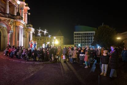 FOTO Brojni građani ispred HNK Zagreb pratili prijenos Orašara, nije im smetala ni hladnoća...