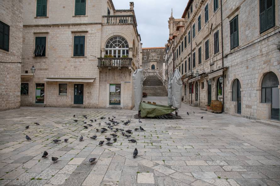 Otkad nema turista, priroda se budi: Na Stradunu kosili travu!