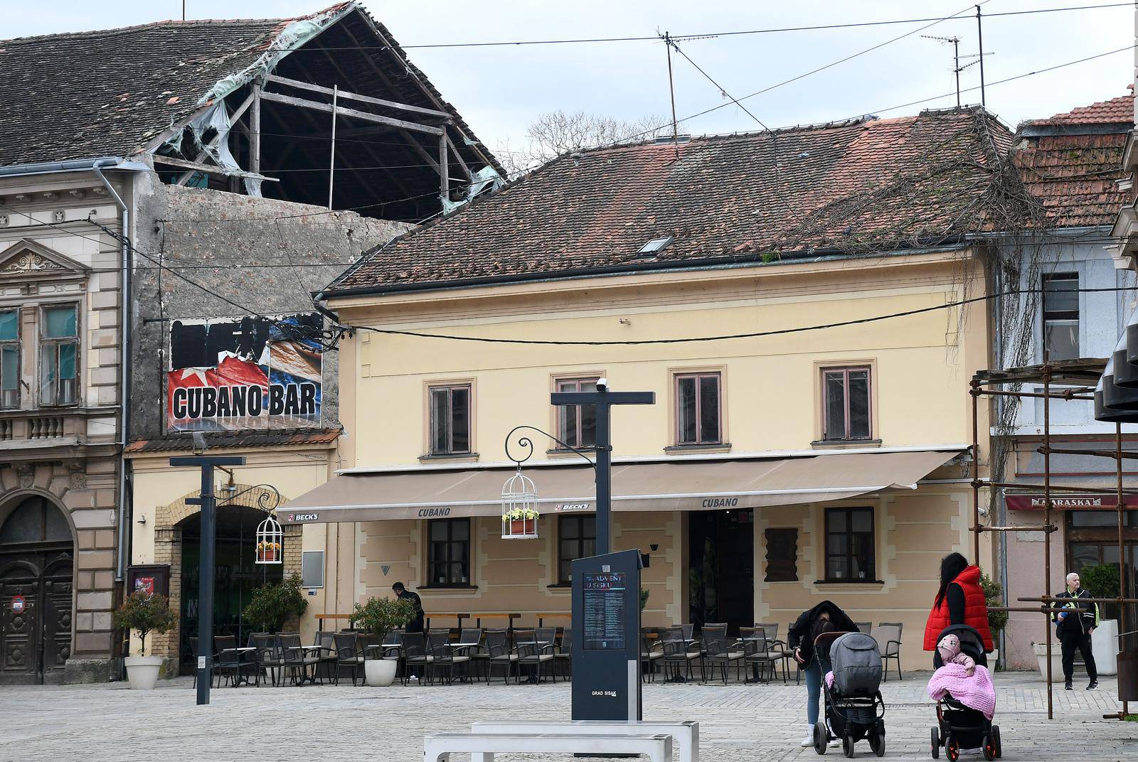 Sisak: Vjetar potrgao plastične folije koje štite u potresu oštećene kuće