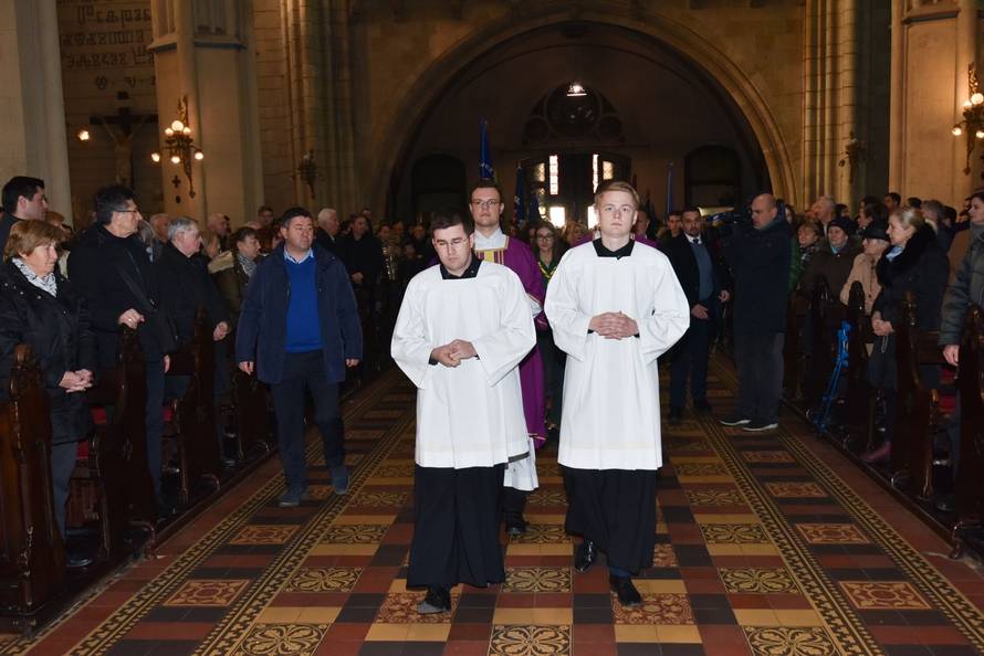 Zagreb: Unošenje Betlehemskog svjetla mira u katedralu