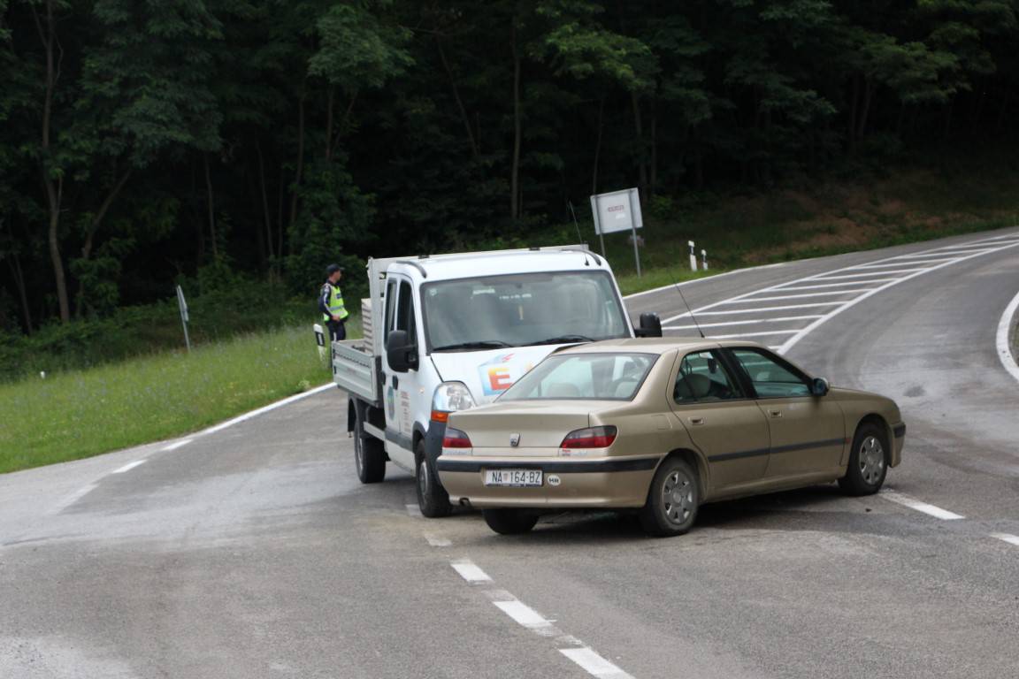 Sudarili se automobil i kamion: Ozlijeđen je vozač Peugota 407