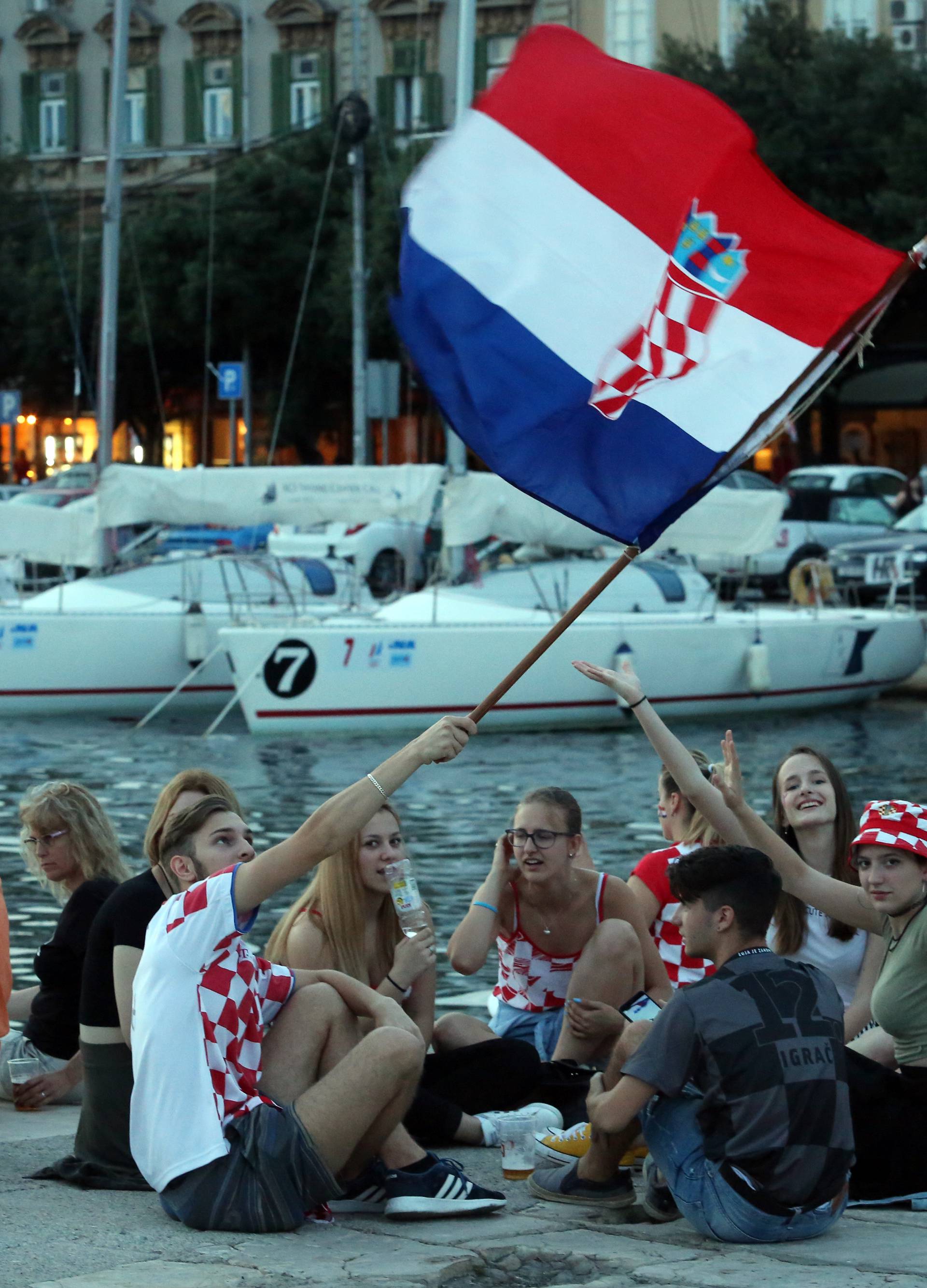 Rijeka: Na gatu Karoline rijeÄke navijaÄi prate utakmicu Argentina - Hrvatska