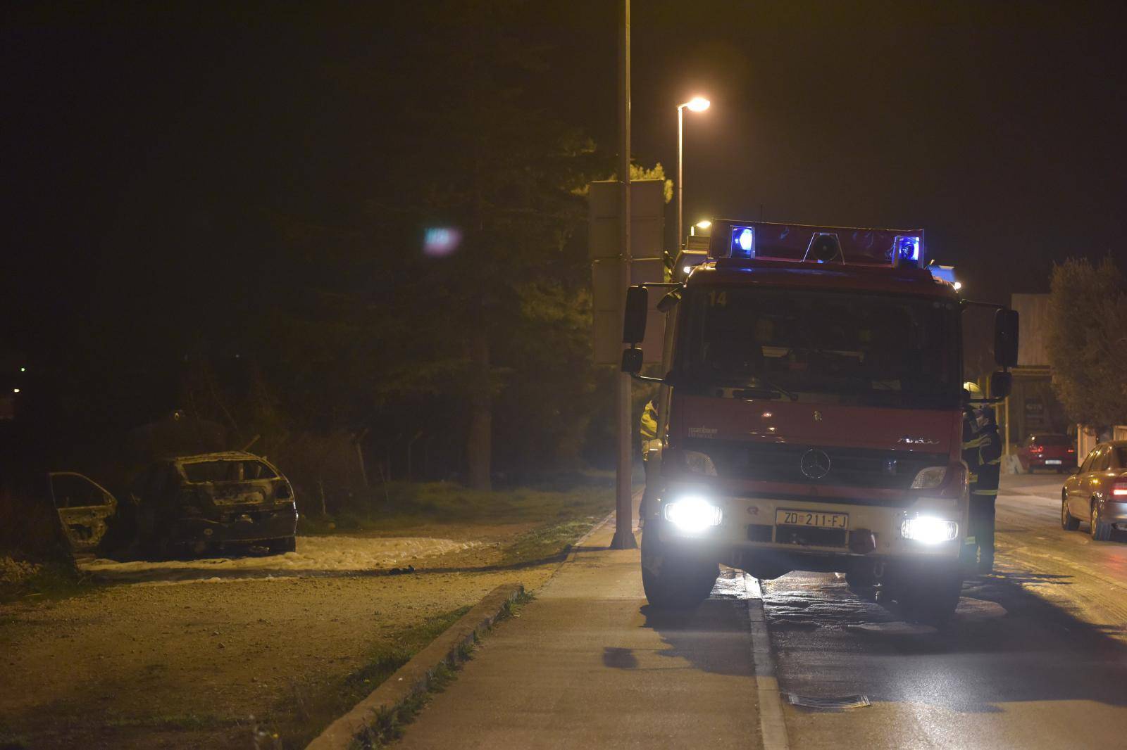 Zapalio se auto u Zadru: 'Čuli smo 'bum' i vidjeli velik požar'