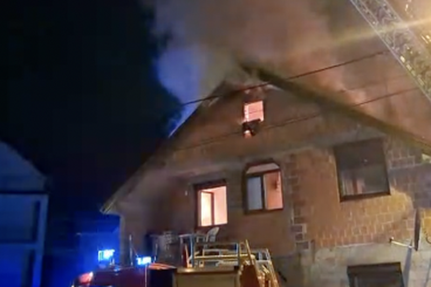 Po&zcaron;ar progutao krov ku&cacute;e u Dubravi