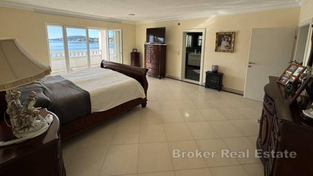 FOTO Iz kuće u more! Ova vila prvi red do mora ima konobu i vinoteku, a evo koliko košta