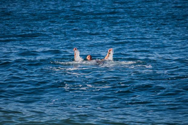 24sata: Makarska: Robert Tarčuki se već 269 dana svakodnevno kupa u moru